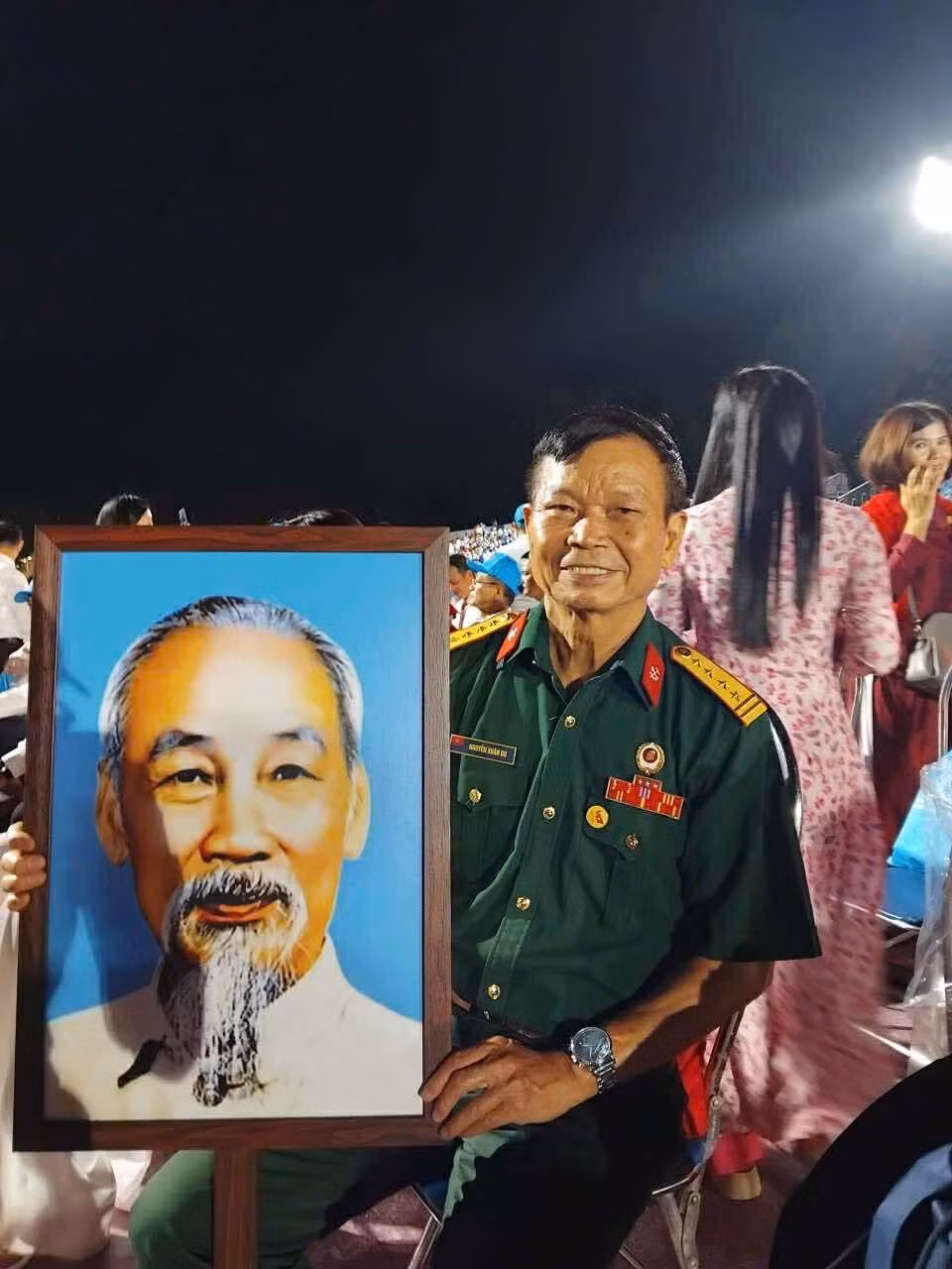Le colonel Nguyên Xuân Du, ancien maître de conférences à l’Académie nationale de défense, assiste à la répétition générale du défilé sur la place Ba Dinh. Photo : VNA