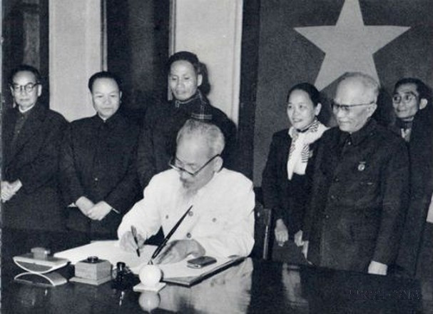 Le 1er janvier 1960, le Président Hô Chi Minh signa le décret promulguant la Constitution de 1959. Photo: VNA