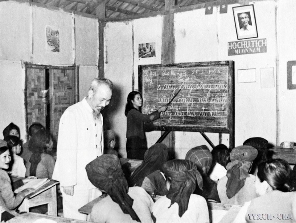 Le mouvement d’« Éducation populaire » a été créé juste après la Révolution d’Août. Il est devenu le plus grand mouvement d’alphabétisation de l’histoire du pays, aidant des millions de Vietnamiens à apprendre à lire et à écrire, ouvrant ainsi une nouvelle ère de connaissance et d’autonomie nationale. Sur la photo : le Président Hô Chi Minh visite une classe d’« éducation populaire » dans le quartier de Luong Yen, à Hanoï, le 27 mai 1956. Photo : Archives de la VNA