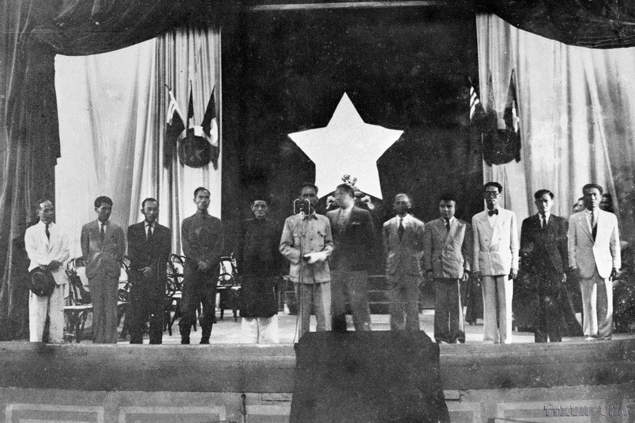 Le Président Ho Chi Minh prêta serment devant l’Assemblée nationale lors de la première session de la première législature de l'Assemblée nationale, le 2 mars 1946. Photo : VNA