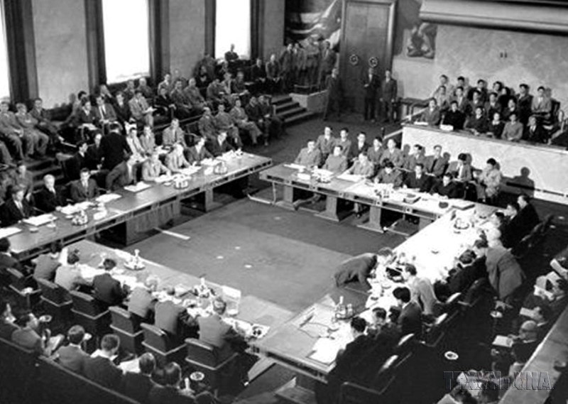 Entre 1946 et 1960, le Parti adopta des programmes et des directives pertinents et novateurs, adaptés à chaque étape de la révolution, remportant des victoires marquantes telles que la campagne de Dien Bien Phu, les accords de Genève de 1954 et la Constitution de 1959... Sur la photo : Les accords de Genève relatifs à l’Indochine, signés le 21 juillet 1954, constituèrent un jalon historique important et une victoire dans la lutte pour la libération nationale du peuple vietnamien. Photo : VNA