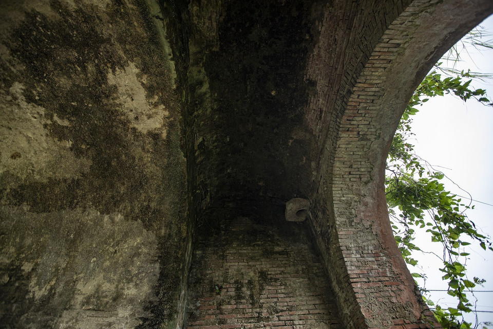 Autre vue de la porte ouest, principal vestige encore visible du site. Photo : VNA