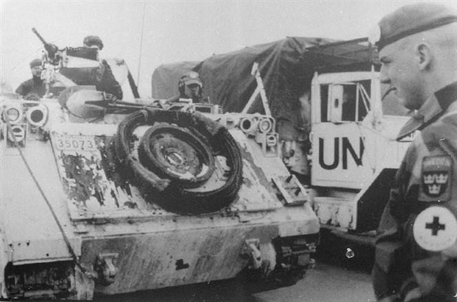 L’ONU maintient une présence mondiale et mène ses activités y compris dans les zones les plus difficiles. Sur la photo : une unité suédoise des Forces de maintien de la paix des Nations Unies prend le relais des soldats canadiens à la frontière entre la Macédoine et la Serbie. Photo : Archives/VNA