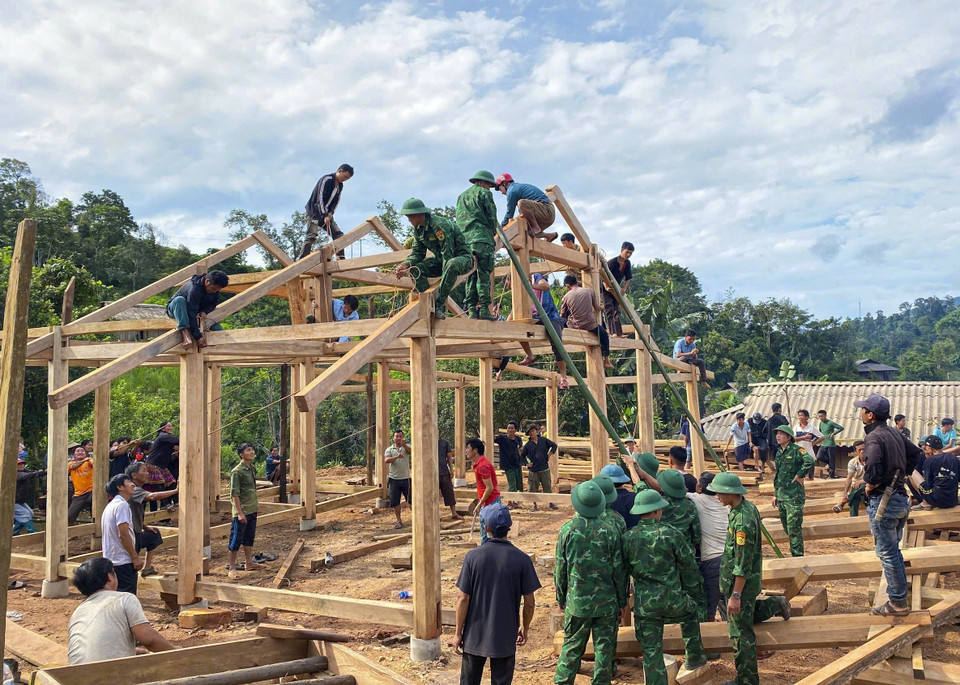 Main dans la main avec la communauté locale, les gardes-frontières de Na Bung se sont mobilisés pour bâtir une maison destinée à une famille dans le besoin. Photo: VNA