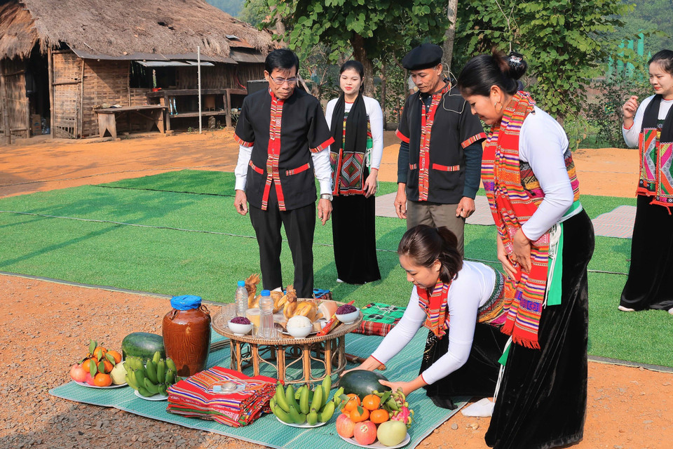 La fête du nouveau riz est bien plus qu'une simple célébration de la récolte. C'est un moment fort de l'année où les Thai de Thanh Hoa expriment leur gratitude envers les dieux et les esprits de la nature pour leur générosité. Photo: VNA