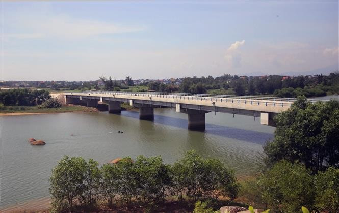 Le pont enjambant la rivière Dinh, reliant les communes de Hoan Lao et Nam Trach, fait une longueur de 200 m et une largeur de 12 m. Il représente un investissement de 45 milliards de dôngs et fait partie de la route côtière de Quang Tri. Photo : VNA