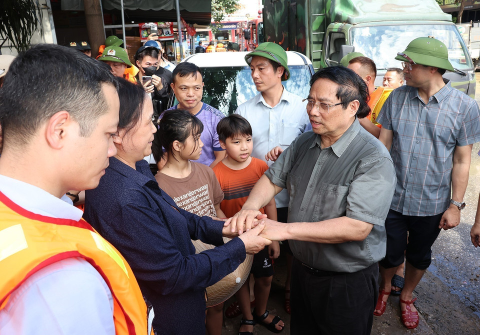 Le Premier ministre Pham Minh Chinh rend visite aux sinistrés du quartier de Phan Dinh Phung. Photo : VNA