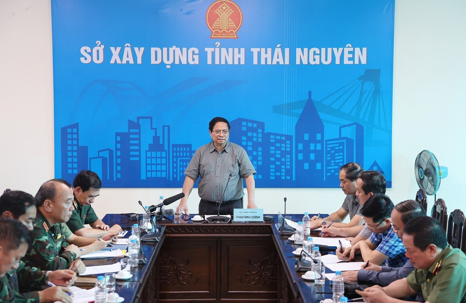 Le Premier ministre Pham Minh Chinh travaille avec les autorités et les unités concernées sur les opérations de traitement des conséquences des inondations à Thai Nguyên. Photo : VNA
