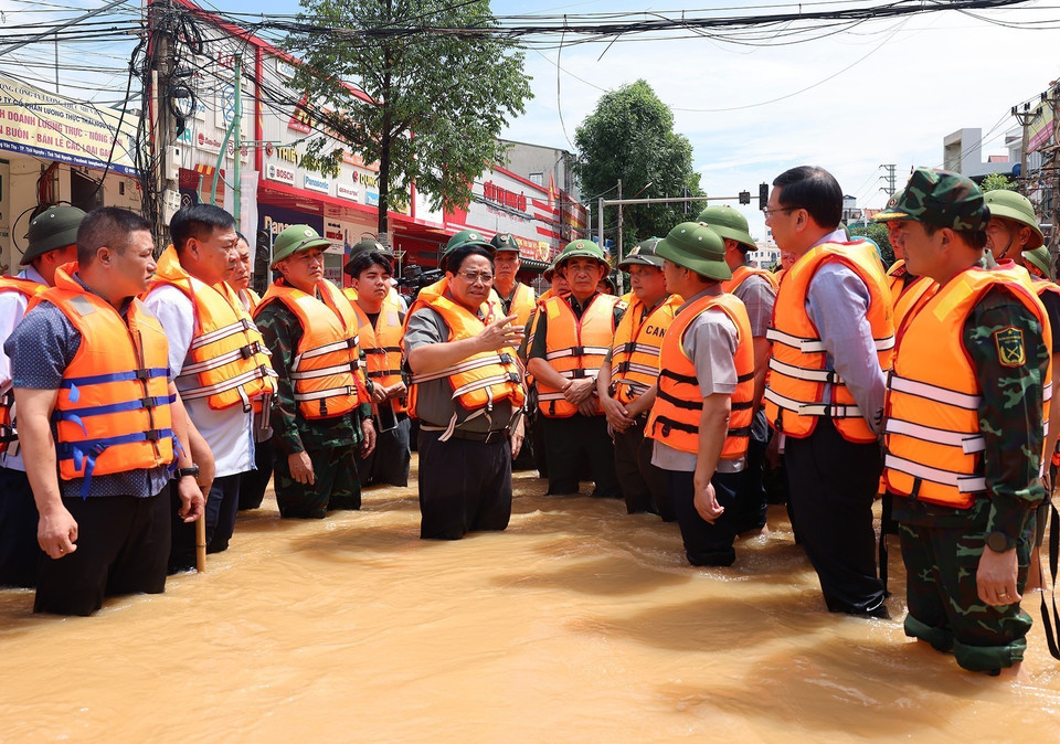 Le Premier ministre Pham Minh Chinh dirige les opérations de traitement des conséquences des inondations dans le quartier de Phan Dinh Phung, à Thai Nguyên. Photo: VNA
