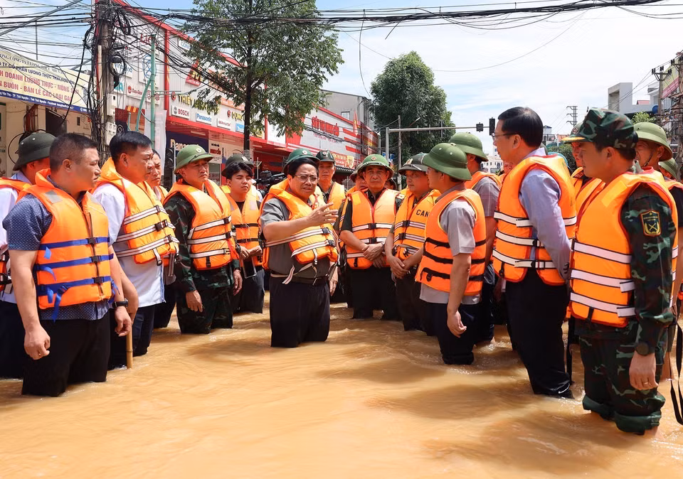Le Premier ministre Pham Minh Chinh dirige les opérations de traitement des conséquences des inondations dans le quartier de Phan Dinh Phung, à Thai Nguyên. Photo: VNA