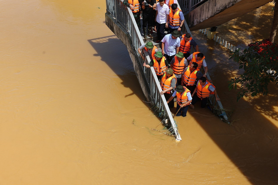 Le Premier ministre Pham Minh Chinh dirige directement les opérations de secours et de traitement des conséquences des inondations à Thai Nguyen. Photo: VNA