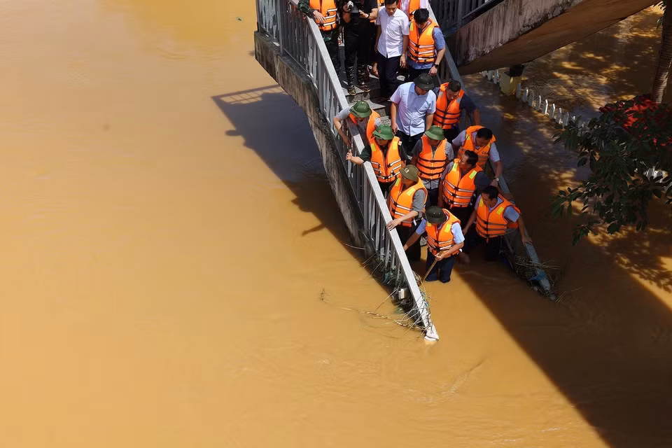 Le Premier ministre Pham Minh Chinh dirige directement les opérations de secours et de traitement des conséquences des inondations à Thai Nguyen. Photo: VNA