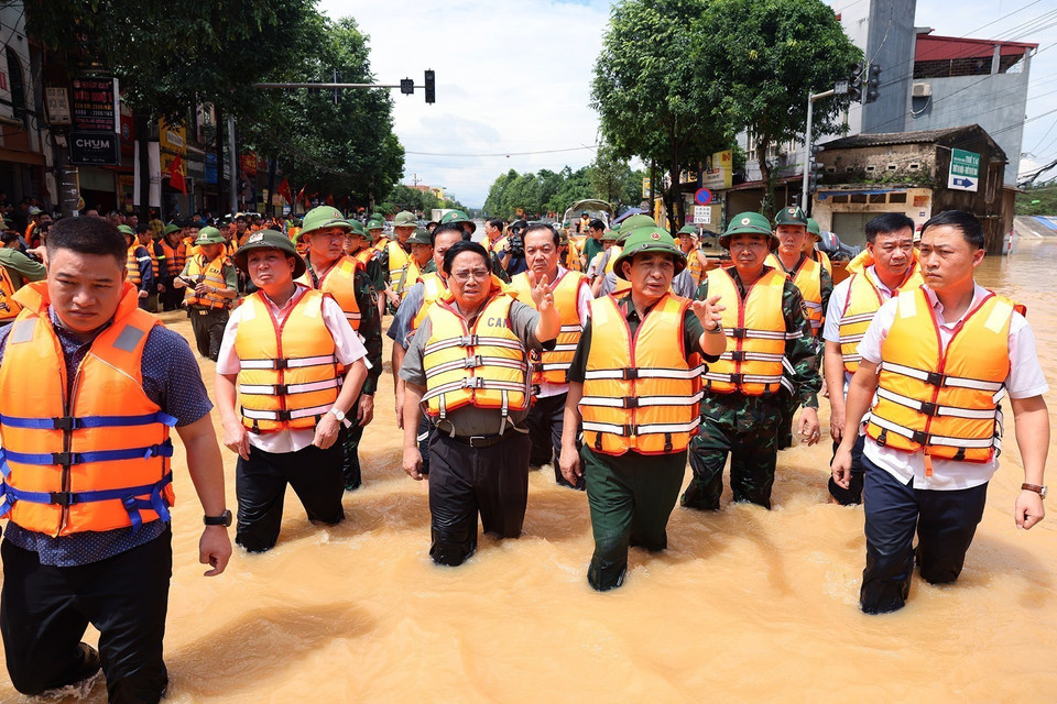Le Premier ministre Pham Minh Chinh inspecte les zones touchées dans le quartier de Phan Dinh Phung, à Thai Nguyên. Photo : VNA