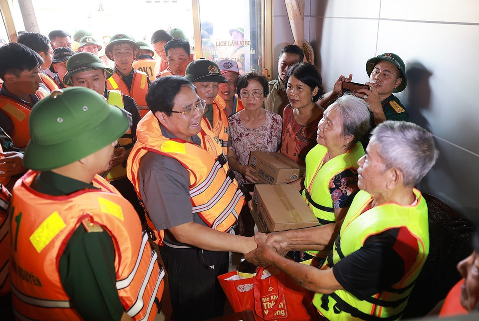 Le Premier ministre Pham Minh Chinh remet des cadeaux à des sinistrés à Thai Nguyên. Photo: VNA