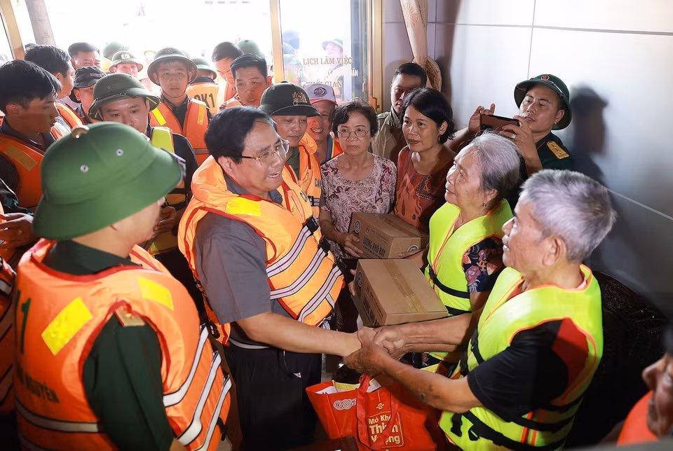Le Premier ministre Pham Minh Chinh remet des cadeaux à des sinistrés à Thai Nguyên. Photo: VNA