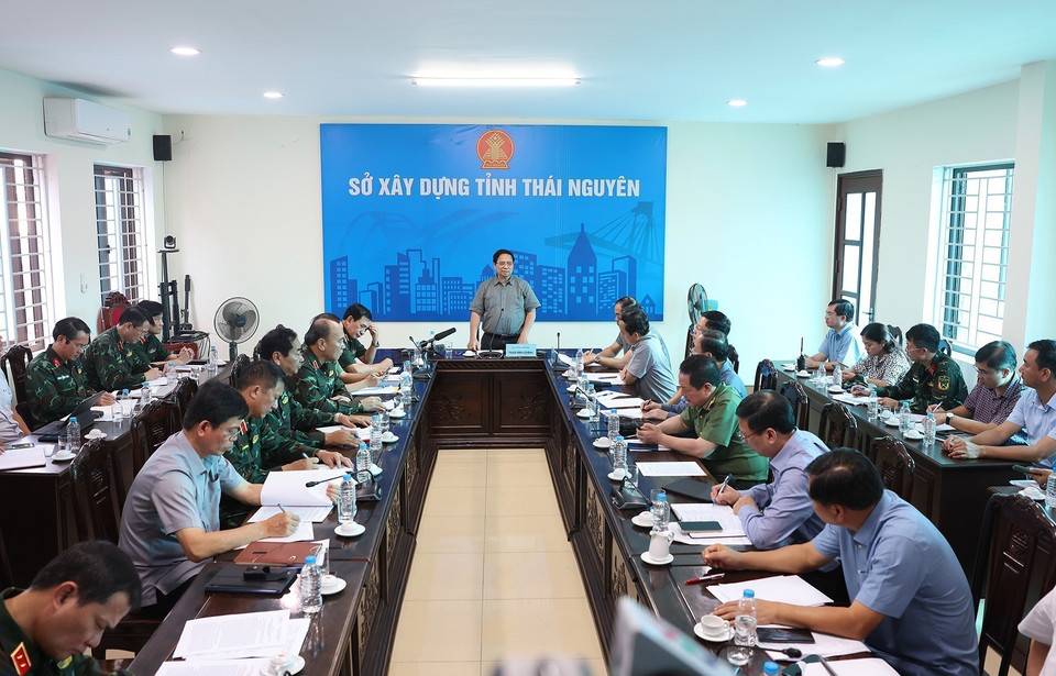 Le Premier ministre Pham Minh Chinh travaille avec les autorités et les unités concernées sur les opérations de traitement des conséquences des inondations à Thai Nguyên. Photo : VNA