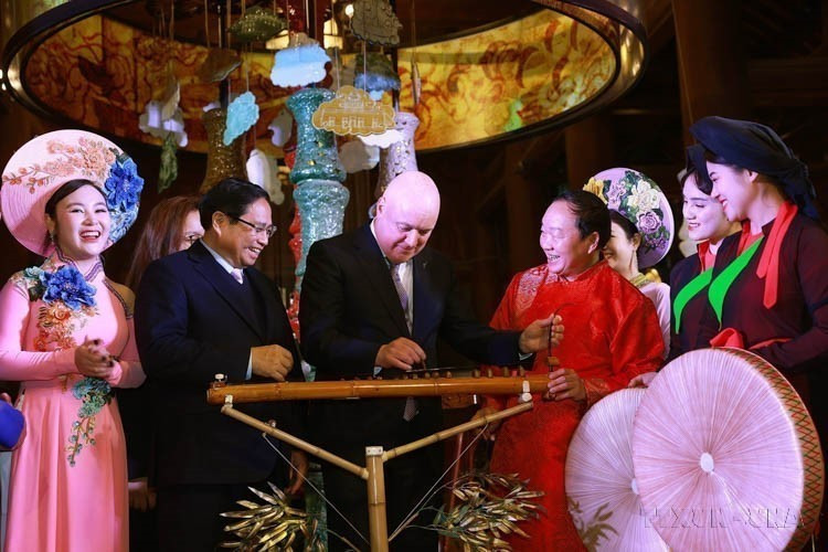 Le Premier ministre néo-zélandais, Christopher Luxon, découvre des instruments de musique traditionnels vietnamiens lors de sa visite au Temple de la Littérature à Hanoï, en compagnie de son homologue vietnamien Pham Minh Chinh, le 27 février 2025. Photo: VNA