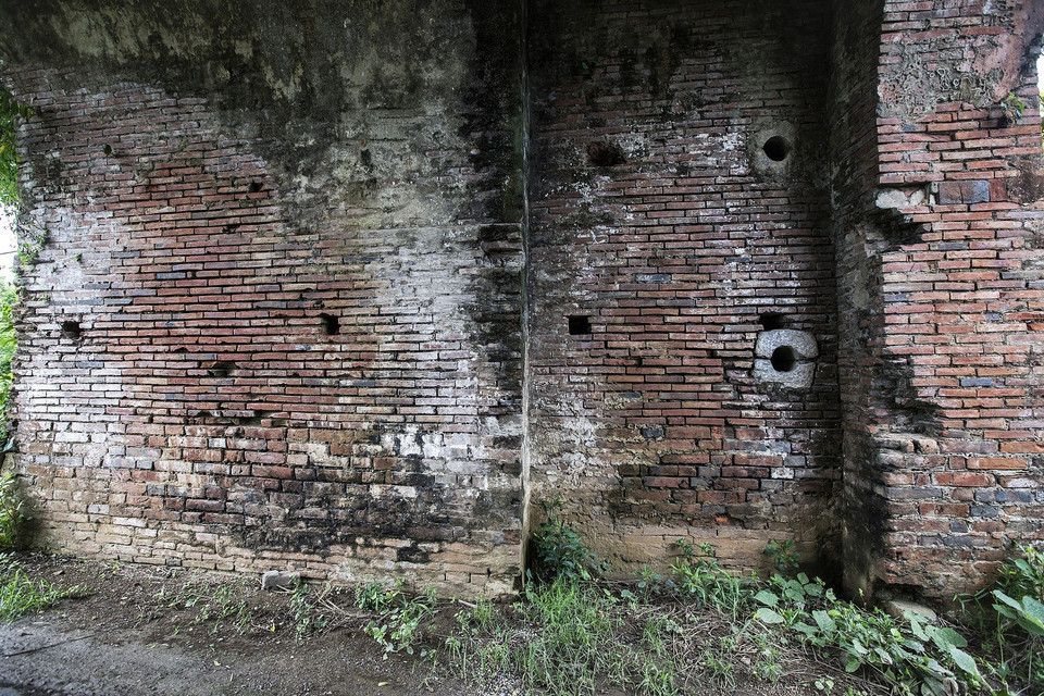 À l’intérieur, des blocs de pierre percés de trous ronds. Photo : VNA