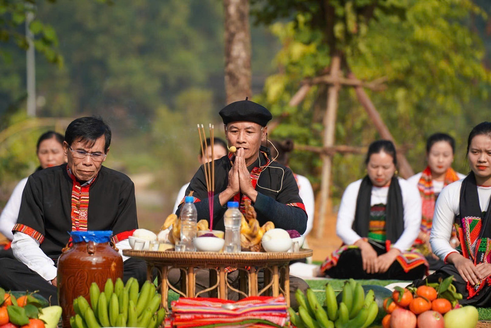 Le chaman, véritable pont entre le monde des hommes et celui des esprits, officie comme maître de cérémonie, guidant la communauté dans ses prières et ses rituels. Photo: VNA