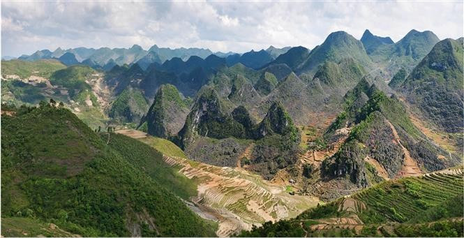 Le plateau karstique de Dông Van offre aux visiteurs une multitude de paysages aussi magnifiques que variés: le col de Ma Pi Lèng, la rivière de Nho Quê, des chutes d’eau de montagne, des rizières en terrasses, les maisons sur pilotis des minorités ethniques nichées au pied des vallées. Photo: VNA