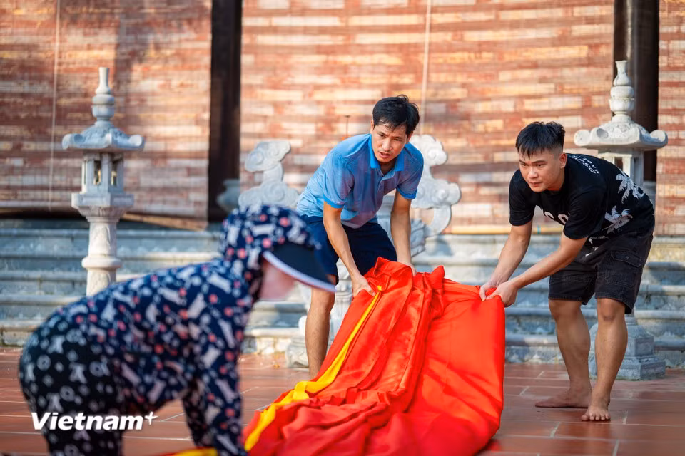 La réalisation, de la conception à la finition, dure environ quatre à cinq jours. Photo : Vietnam+