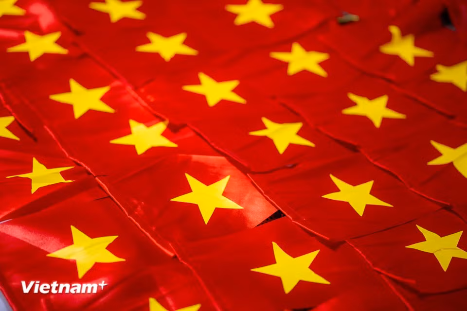Les drapeaux rouges à étoile jaune, confectionnés à la main avec soin, contribuent à embellir les rues du pays à l’occasion de la Fête nationale. Photo : Vietnam+