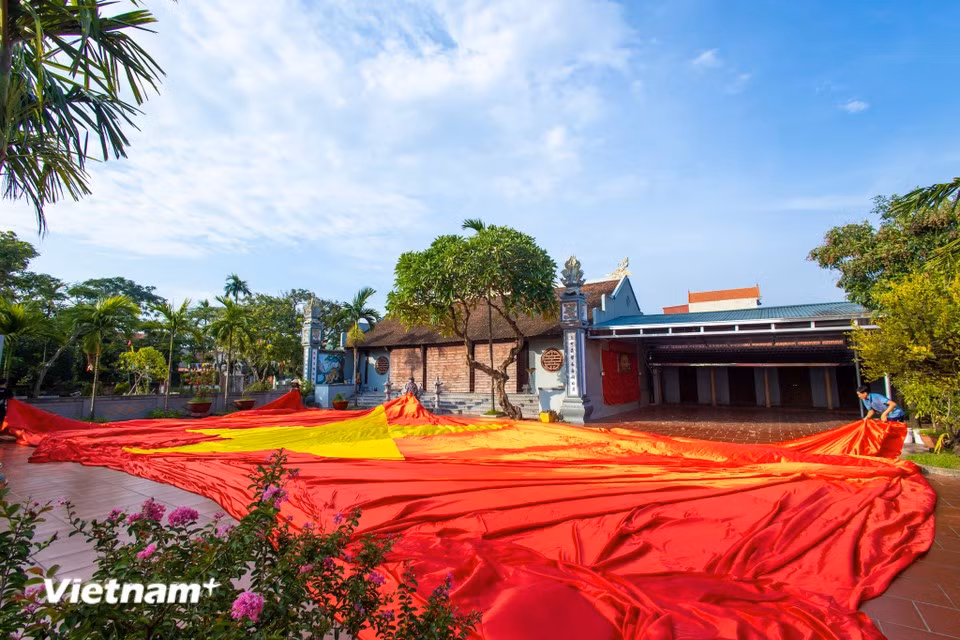 Dans le hameau de Giap Long, commune de Chuong Duong, l’atelier de Nguyên Van Trung s’affaire à achever un drapeau national géant de 600 m². Photo : Vietnam+