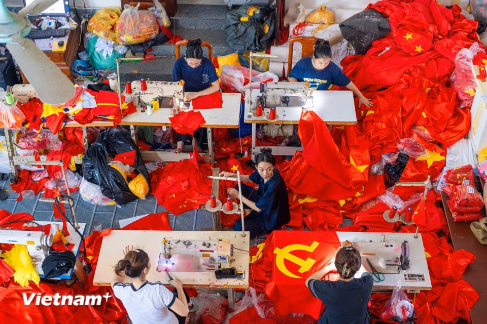 Ces jours-ci, ateliers et foyers de production tournent à plein régime. Photo : Vietnam+