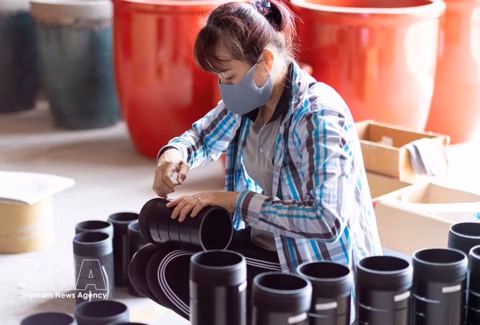 Production de céramique dans une usine de la SARL Phuoc Du Long. Photo: VNA