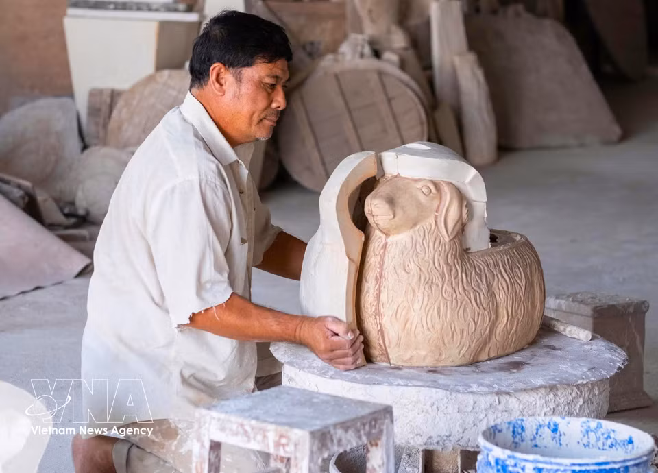 De nouvelles méthodes sont appliquées dans la fabrication de la céramique traditionnelle au sein des entreprises du village artisanal de Binh Duong. Photo: VNA