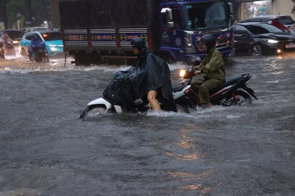 De nombreuses rues sont fortement inondées le matin du 7 octobre. Photo : VNA