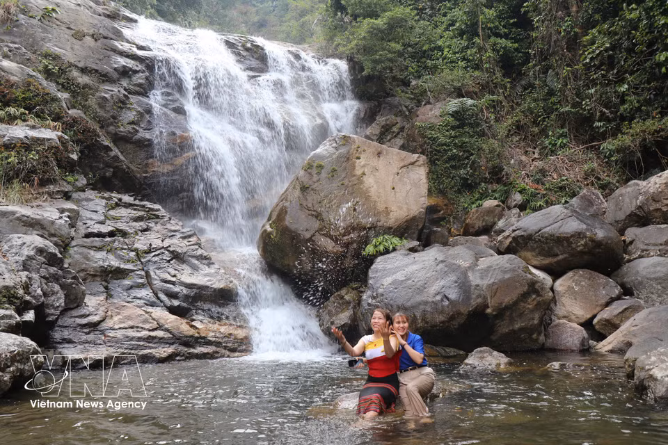 La cascade est étroitement liée à l'éthnie Ca Dong vivant dans la commune de Son Tay Ha. Photo: VNA