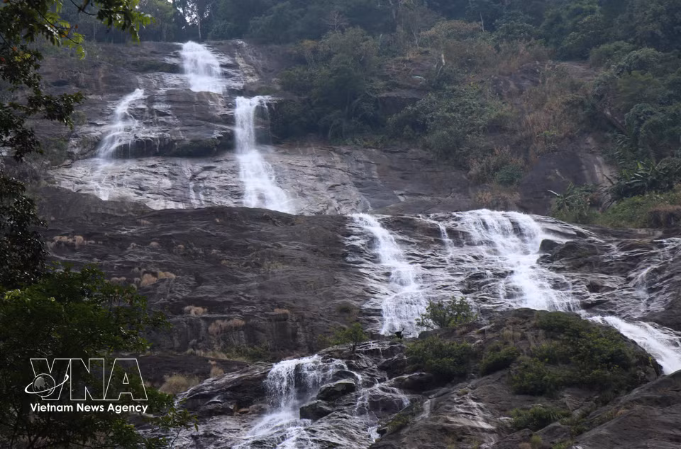La cascade Lua mesure environ 300 mètres de haut et se compose de plusieurs niveaux. L'eau s'écoule comme un long ruban de soie. Photo: VNA