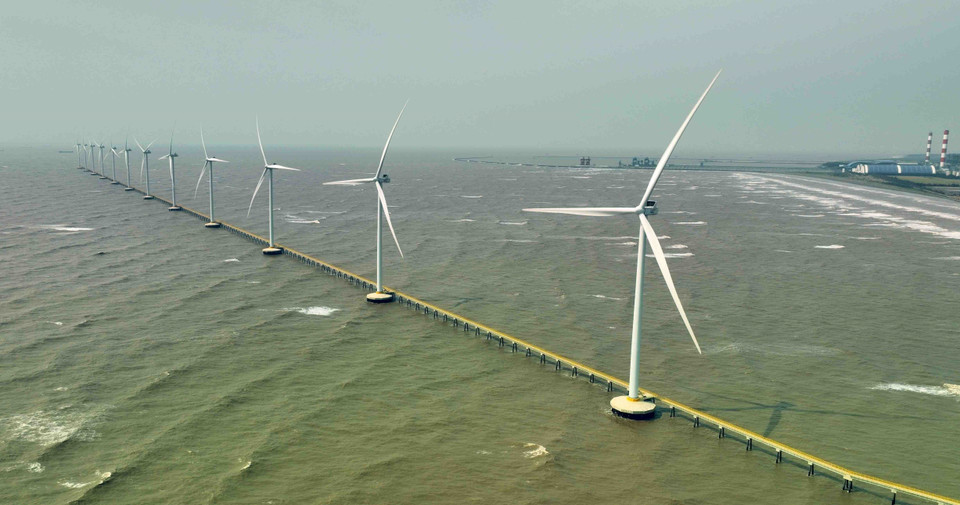 La centrale éolienne République de Corée - Trà Vinh, équipée de 12 turbines d’une capacité totale de 48 MW, produit plus de 155 millions de kWh d’électricité par an. Photo : VNA
