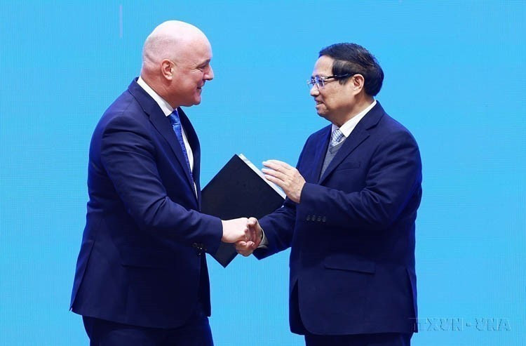 Le Premier ministre Pham Minh Chinh et son homologue néo-zélandais Christopher Luxon annoncent l’établissement du partenariat stratégique global Vietnam - Nouvelle-Zélande, le 26 février 2025. Photo: VNA