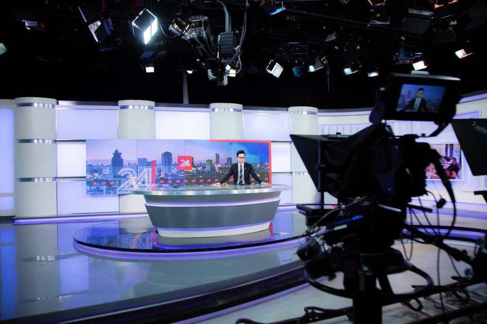 En phase avec les avancées technologiques, le journalisme numérique vietnamien explore de nouvelles formes de narration, offrant au public des contenus variés et captivants. Sur la photo : production d'une émission par la Télévision du Vietnam (VTV). Photo : VNA
