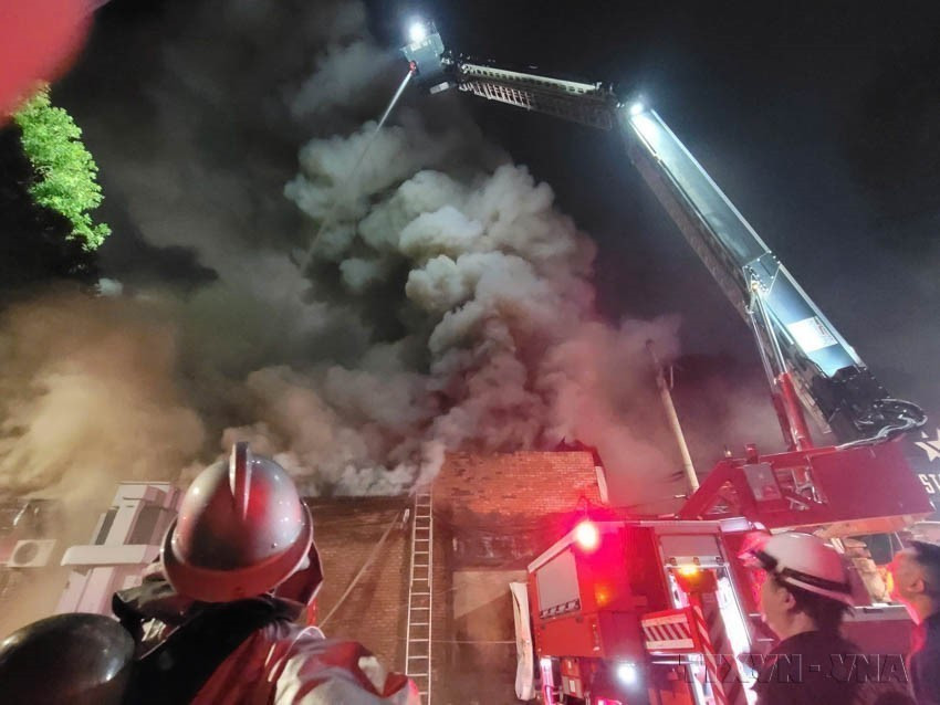 Des pompiers utilisent des équipements modernes pour maîtriser un grand incendie dans la rue Pho Duc Chinh, à Hanoï. Photo: VNA