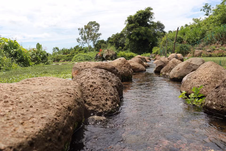 L'ancien réseau de puits de Gio An comprend 14 puits, situés dans la commune de Côn Tiên, province de Quang Tri (Centre). À la différence des vieux puits de la plaine caractérisés par un trou vertical creusé dans le sol, souvent maçonné, pour atteindre la nappe, les puits de Gio An sont superficiels et formés de gros blocs de pierre bien disposés. Photo: VNA