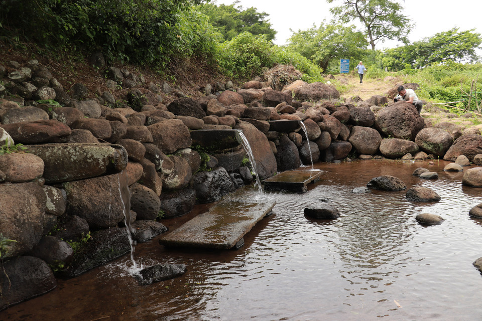 La dernière fonction se réalisait grâce à un réseau de canaux érigé lui aussi avec des blocs de pierre. Selon les autochtones, malgré leur construction rudimentaire, ces puits donnent toute l’année une eau limpide, fraîche en été et tiède en hiver. Photo: VNA