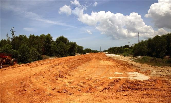 Le remblai du tronçon traversant la commune de Vinh Hoang a été achevé. Photo : VNA