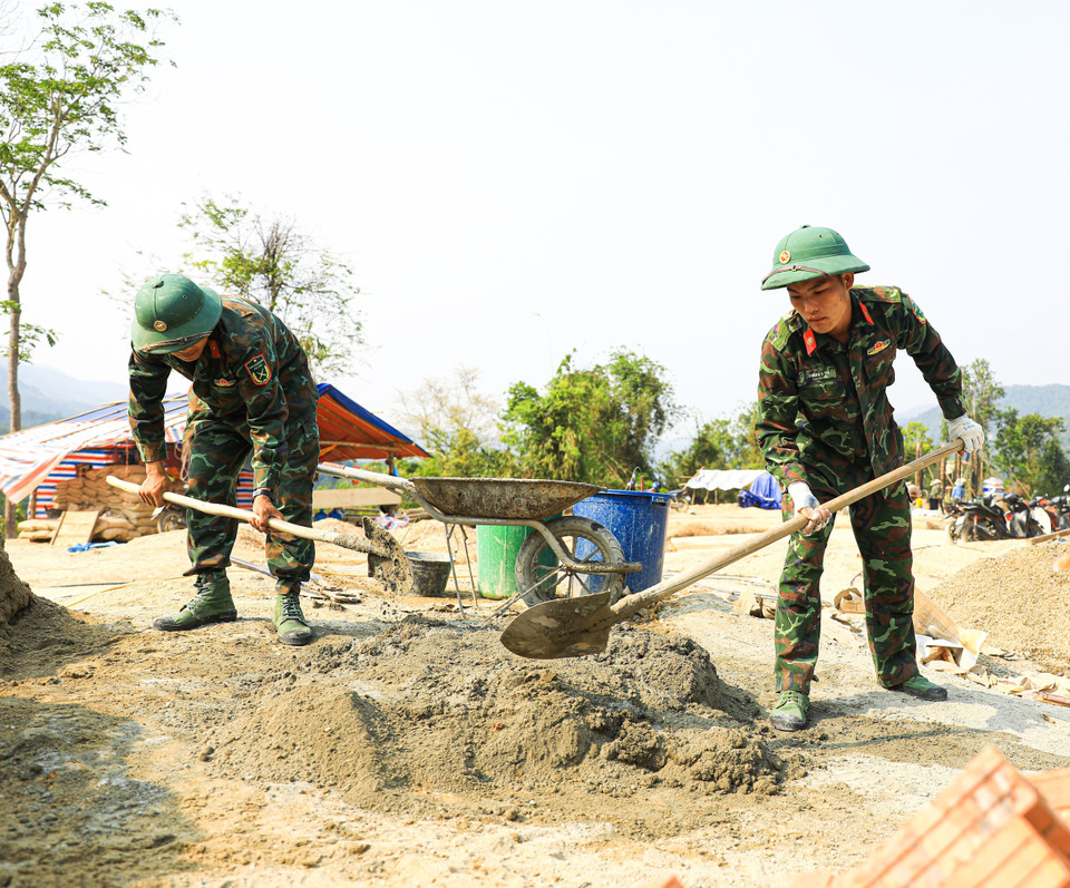 Les militaires du régiment 741 contribuent à l'édification de maisons pour les résidents duoovillage de Muong Pôn 2. Photo: VNA