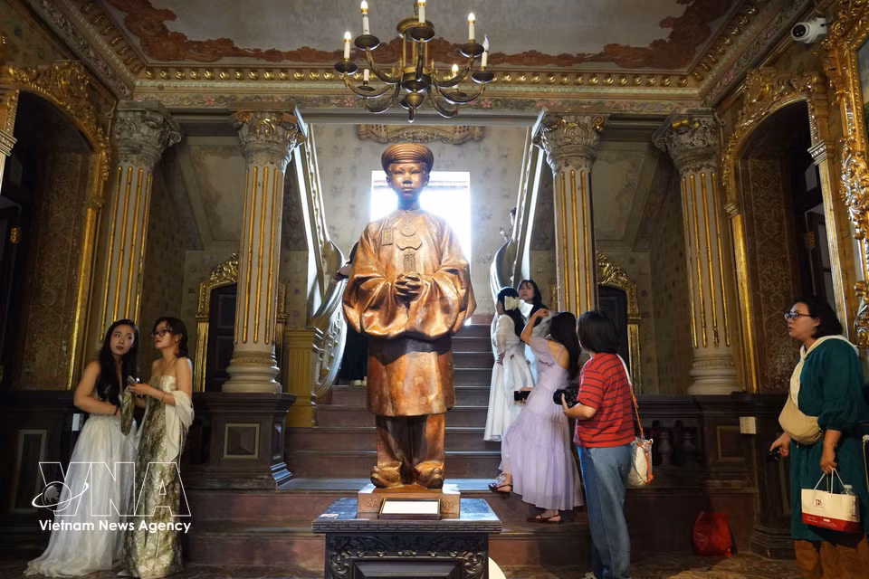 Statue du prince héritier Vinh Thuy — le futur empereur Bao Dai, dans le palais An Dinh. Photo: VNA