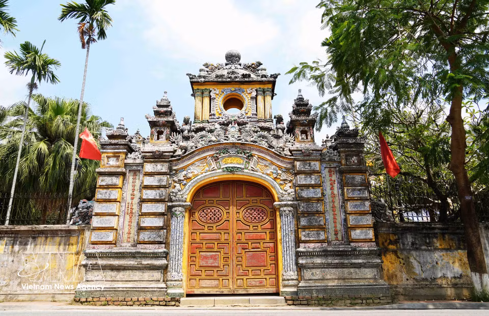 La construction du palais An Dinh débuta en 1917, sous le règne du roi Khai Dinh. Il servit ensuite de résidence au prince héritier Vinh Thuy — le futur roi Bao Dai — et à la reine Nam Phuong. Situé à environ trois kilomètres au sud de la Cité impériale, son emplacement privilégié au bord de la rivière An Cuu confère à l’ensemble une atmosphère paisible et aérée. Photo: VNA
