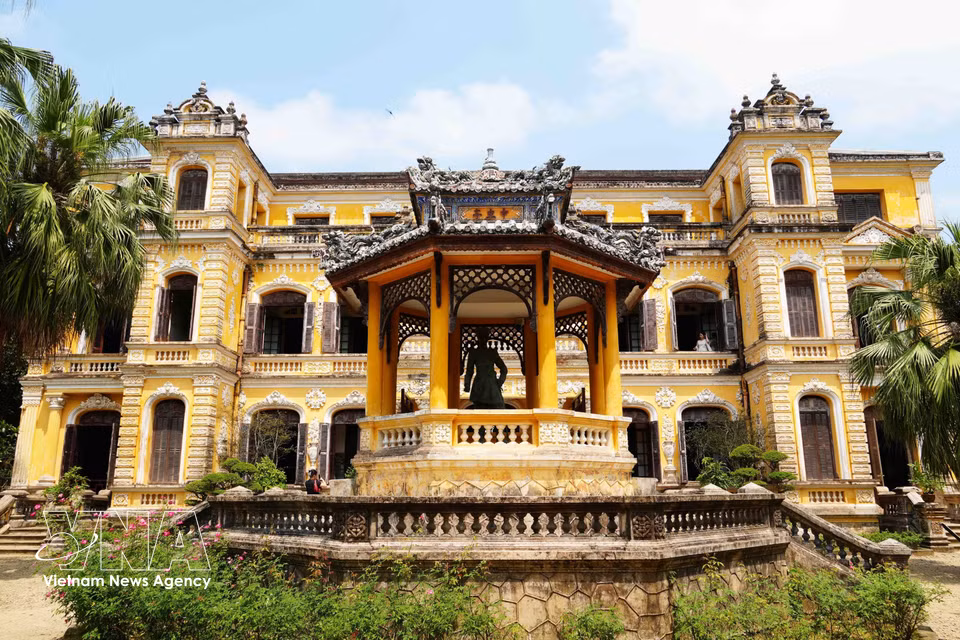 L'architecture de l'édifice Khai Tuong du palais An Dinh témoigne d'un mélange subtil entre styles oriental et occidental. Photo: VNA