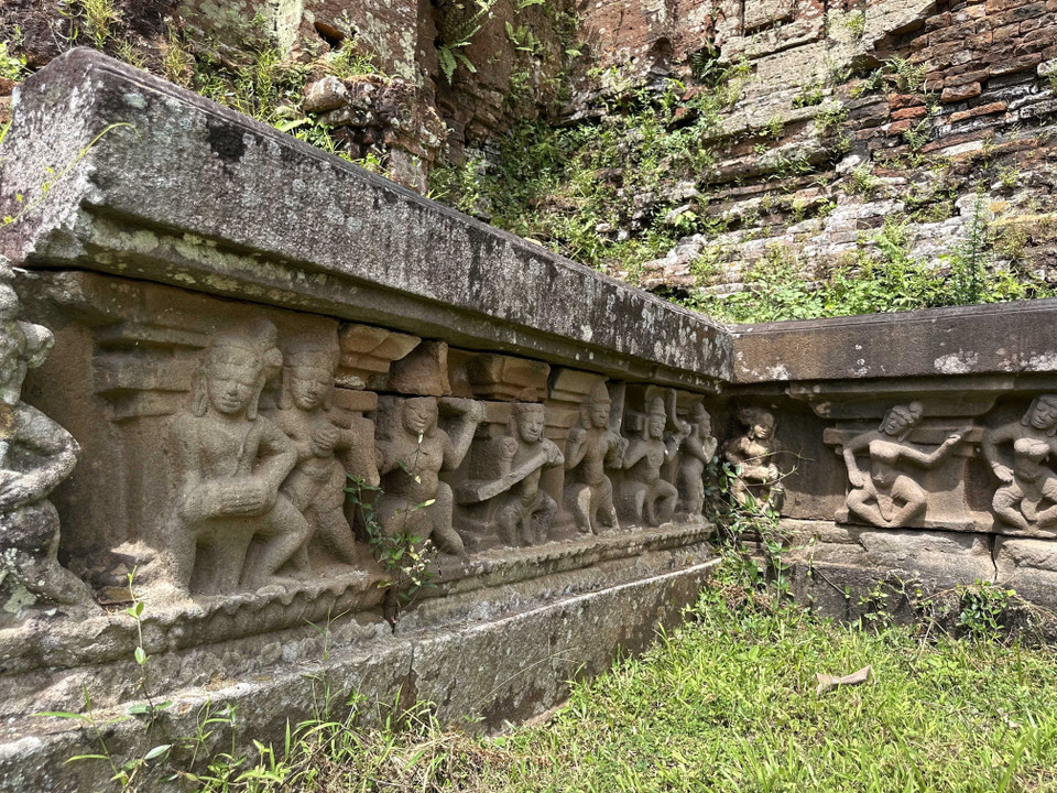 Reliefs en grès au pied d'un tour de Chiên Dan, représentant des danseurs exécutant des danses traditionnelles de l’ethnie Cham. Photo: VNA
