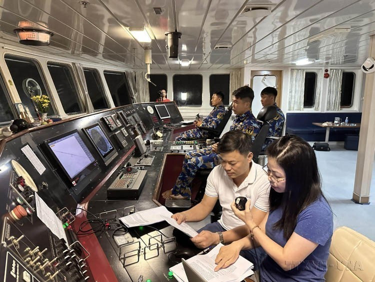 La journaliste Nguyên Lan Phuong de la Voix du Vietnam (VOV) réalise un bulletin radio à bord du navire 571, lors d'une mission à Truong Sa en 2023. Photo : VNA