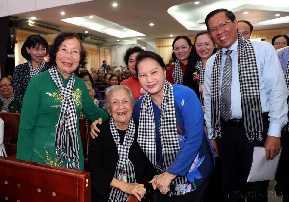 La présidente de l'Assemblée nationale, Nguyen Thi Kim Ngan (2e à partir de la droite) lors de la rencontre en 2020 en l'honneur du 60e anniversaire du mouvement Dong Khoi de la province de Ben Tre et du 100e de la naissance de l'Héroïne des forces armées populaires Nguyen Thi Dinh. Photo: VNA