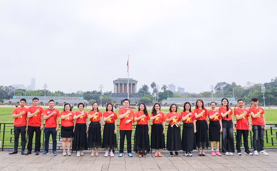 Immortaliser des scènes avec le drapeau national est une tendance qui gagne en popularité auprès de la jeunesse vietnamienne. Photo: VNA