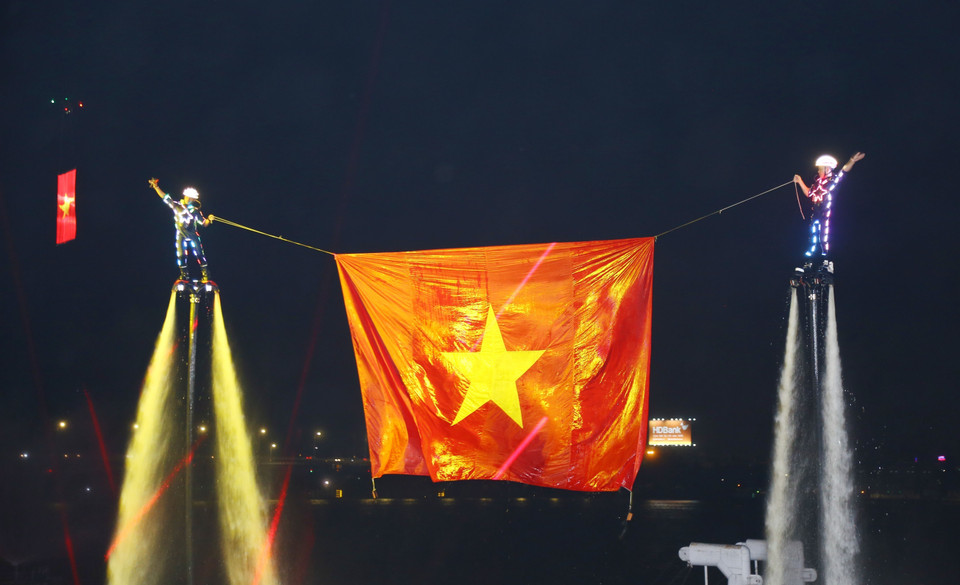 Le moment le plus mémorable est sans conteste la levée coordonnée du drapeau national au milieu de la rivière Dông Nai. Les applaudissements nourris et le drapeau rouge à étoile jaune, bien visible, ont donné une dimension symbolique forte à cette performance. Photo: VNA