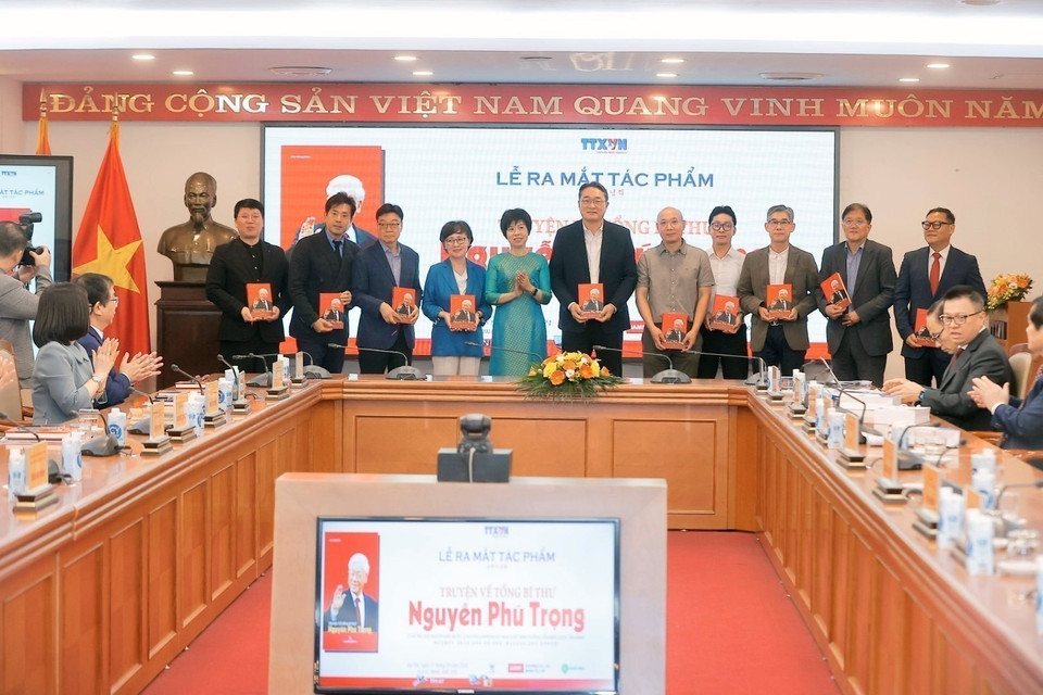 La directrice générale de l’Agence vietnamienne d’information (VNA), Vu Viêt Trang, présente le livre "Histoires du secrétaire général Nguyen Phu Trong" de l'auteur sud-coréen Chulhyeon, traduit et publié par la Maison d'édition de la VNA, aux délégués sud-coréens, le 23 octobre 2024 à Hanoï. Photo : VNA
